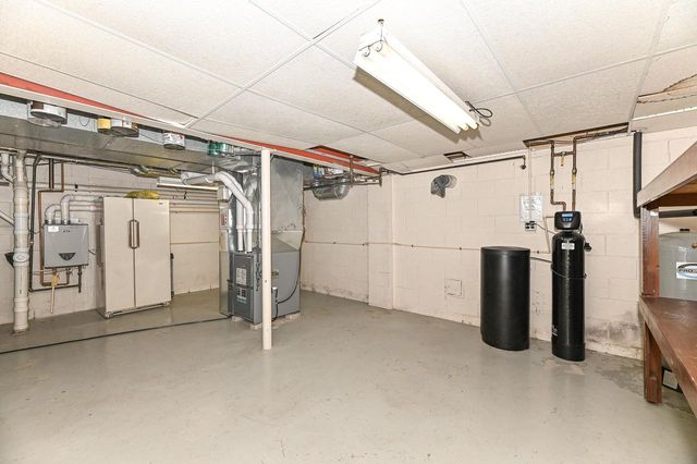 W294S2960 Wills Barry COURT, Waukesha, WI 53188