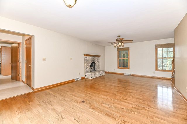 W294S2960 Wills Barry COURT, Waukesha, WI 53188