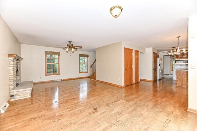 W294S2960 Wills Barry COURT, Waukesha, WI 53188