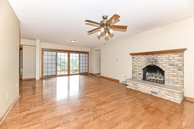W294S2960 Wills Barry COURT, Waukesha, WI 53188