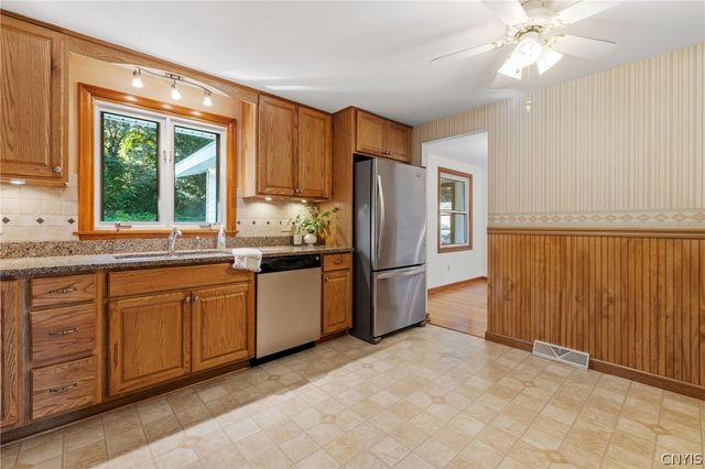 203 Oakridge Drive, Camillus, NY 13031