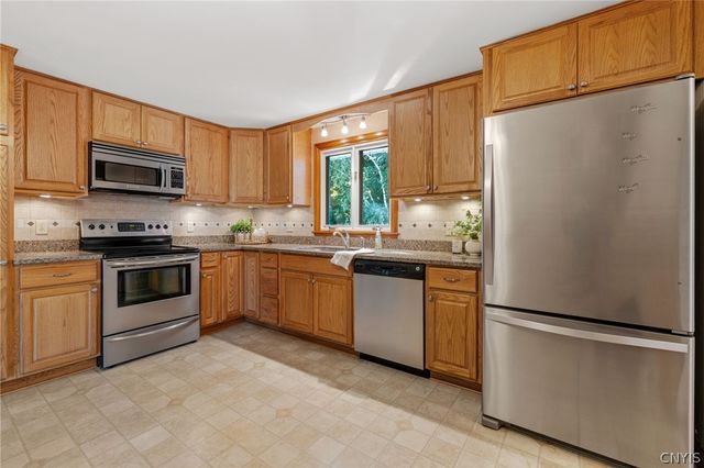 203 Oakridge Drive, Camillus, NY 13031
