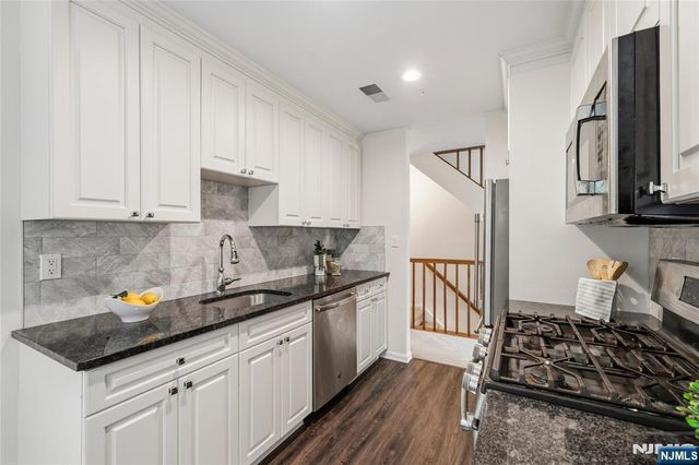 2902 Mark Twain Way, Mahwah, NJ 07430