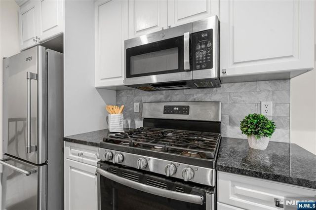2902 Mark Twain Way, Mahwah, NJ 07430