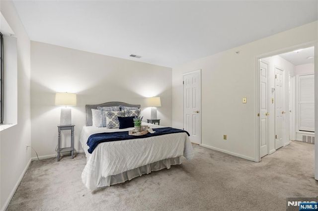 2902 Mark Twain Way, Mahwah, NJ 07430
