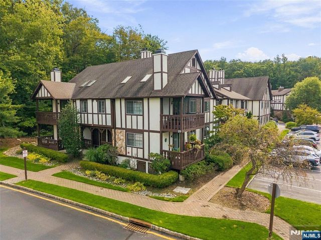 2902 Mark Twain Way, Mahwah, NJ 07430