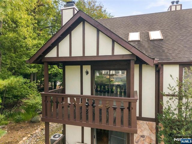 2902 Mark Twain Way, Mahwah, NJ 07430