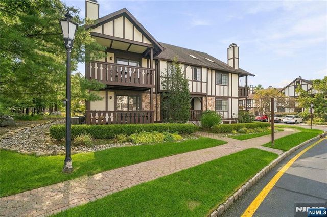 2902 Mark Twain Way, Mahwah, NJ 07430