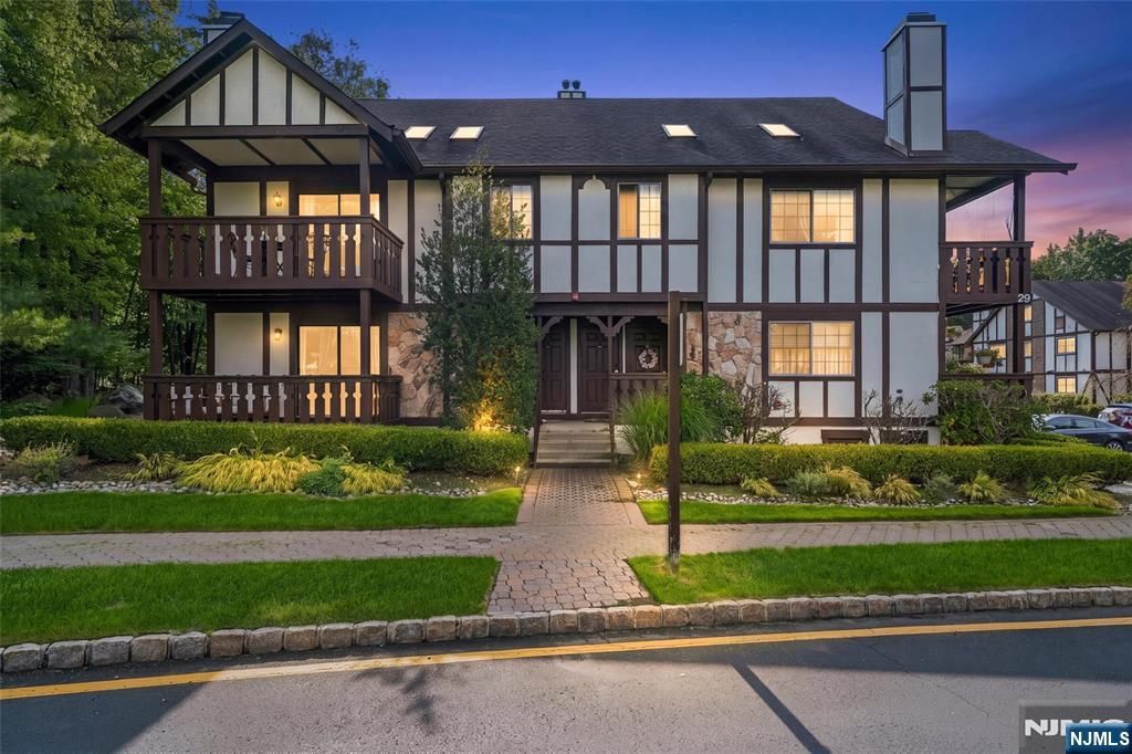 2902 Mark Twain Way, Mahwah, NJ 07430
