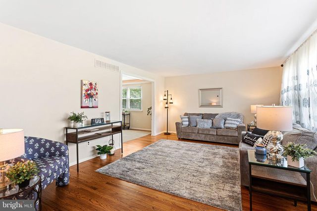13 CHIMNEY LN, Cherry Hill, NJ 08003