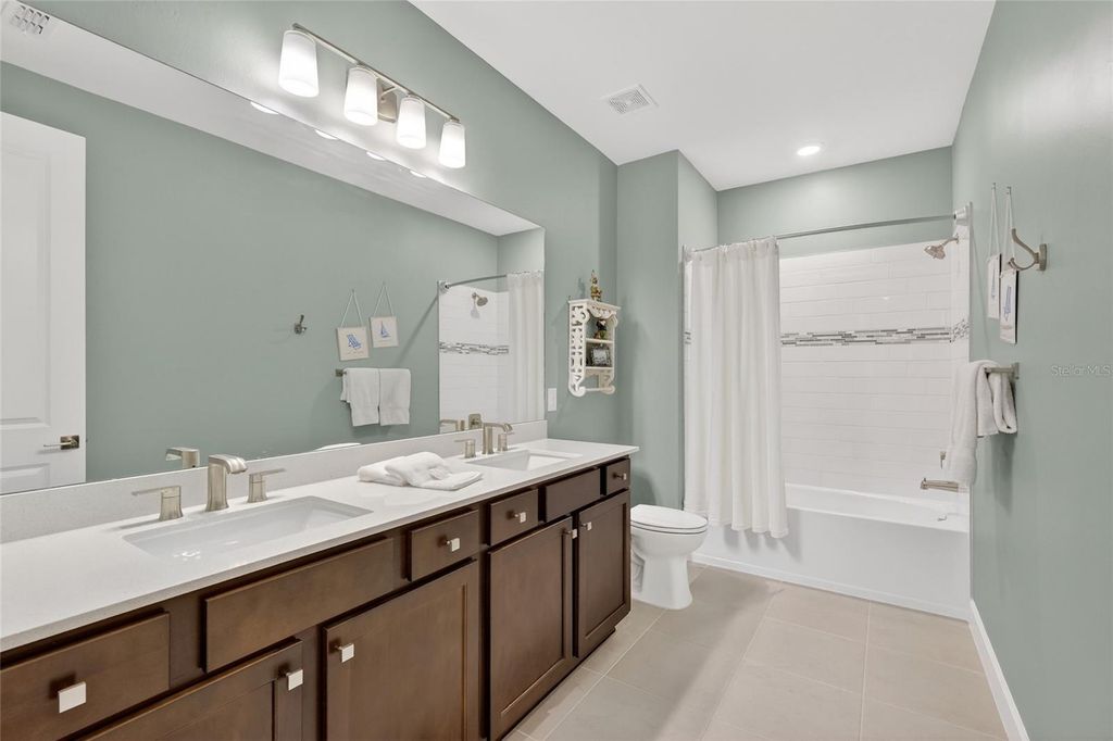 Image 40 of property listing at 5470 SILVERSIDE PINE COURT, Lakewood Ranch, FL 34211