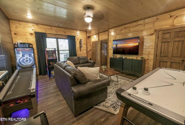 855 Osprey Way, Pigeon Forge, TN 37863