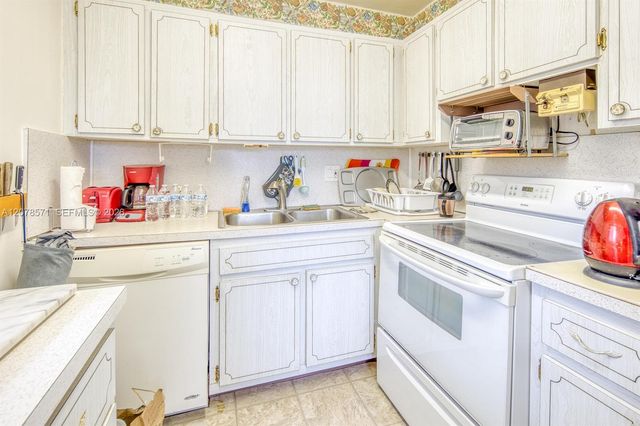 2440 W Lake Osborne Drive 210, Lake Worth, FL 33461