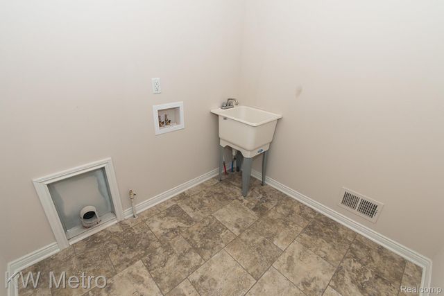 2696 John Bartley Circle, Sterling Heights, MI 48310