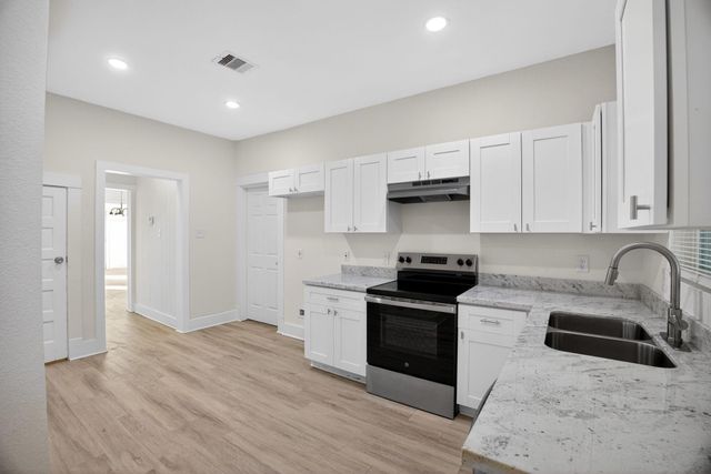 304 W Vulcan Street, Brenham, TX 77833