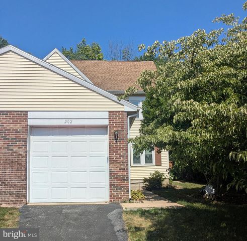 202 ADAMS DR, Womelsdorf, PA 19567