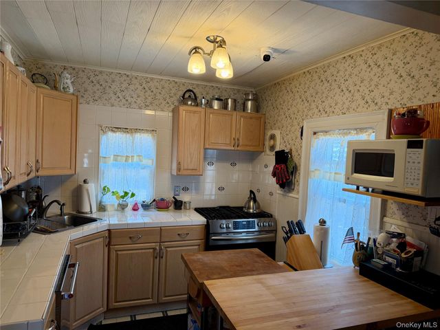 211 Madison Avenue, Franklin Square, NY 11010