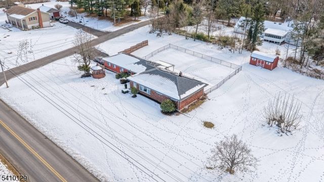 2 Center St, Holland Twp., NJ 08848