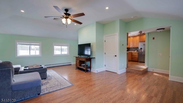 2 Center St, Holland Twp., NJ 08848