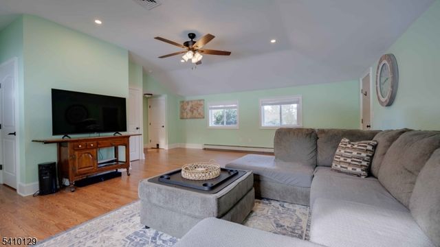 2 Center St, Holland Twp., NJ 08848