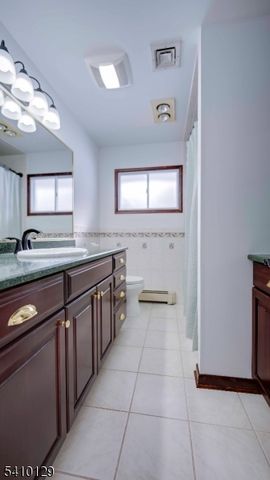 2 Center St, Holland Twp., NJ 08848