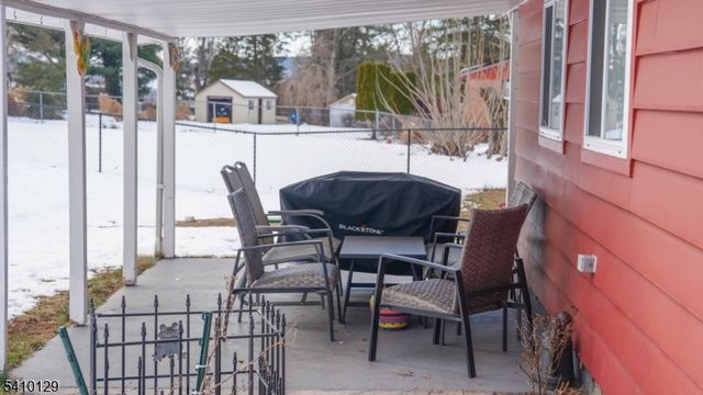 2 Center St, Holland Twp., NJ 08848