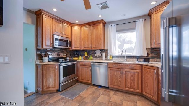 2 Center St, Holland Twp., NJ 08848