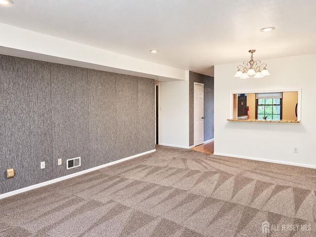 107 woodbridge commons Way, Iselin, NJ 08830