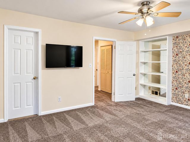107 woodbridge commons Way, Iselin, NJ 08830