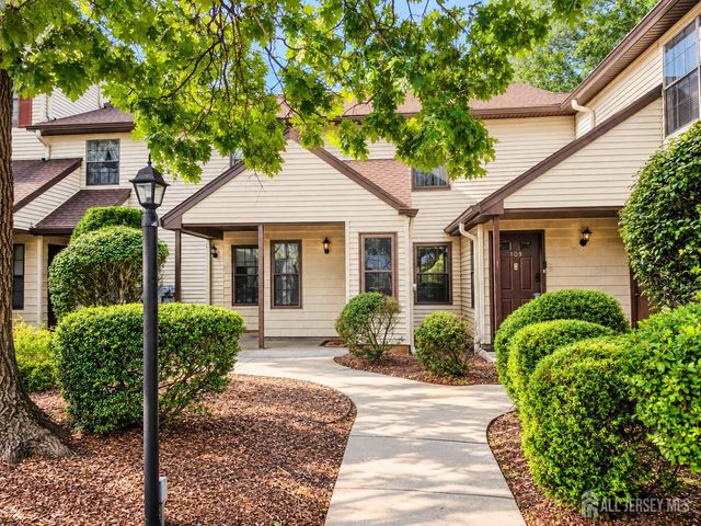 107 woodbridge commons Way, Iselin, NJ 08830