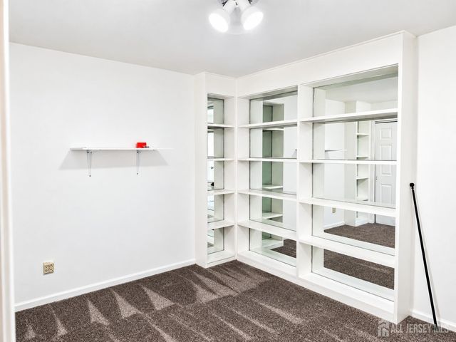 107 woodbridge commons Way, Iselin, NJ 08830