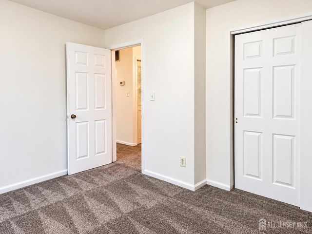 107 woodbridge commons Way, Iselin, NJ 08830