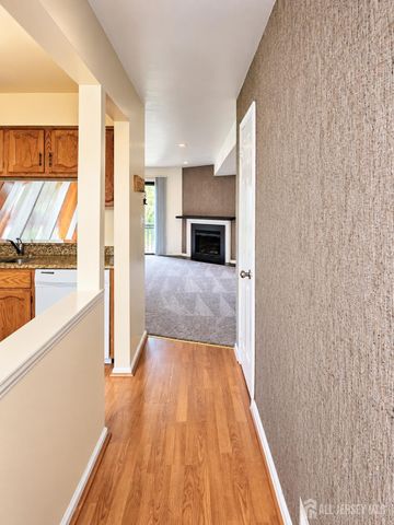 107 woodbridge commons Way, Iselin, NJ 08830