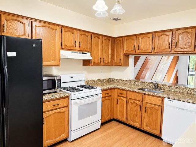107 woodbridge commons Way, Iselin, NJ 08830