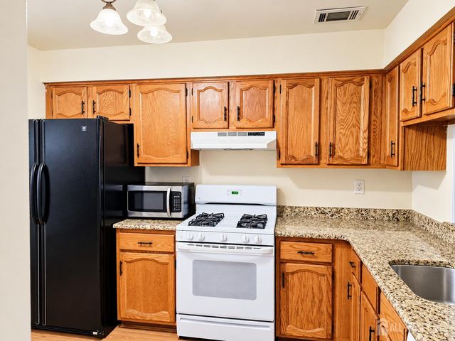 107 woodbridge commons Way, Iselin, NJ 08830