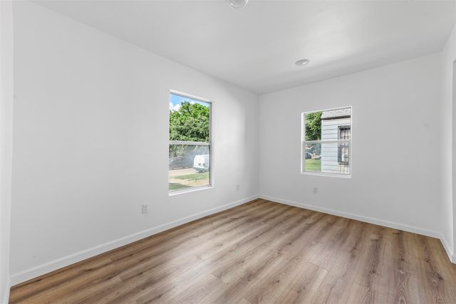 504 E Robert Street, Fort Worth, TX 76104