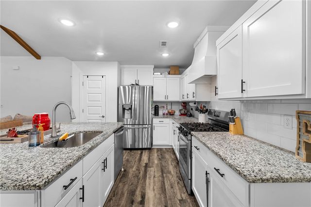 305 W Taverner Xing, Farmington, AR 72730