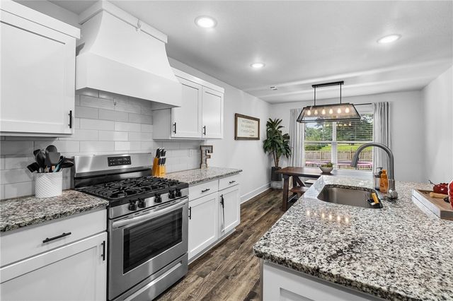 305 W Taverner Xing, Farmington, AR 72730