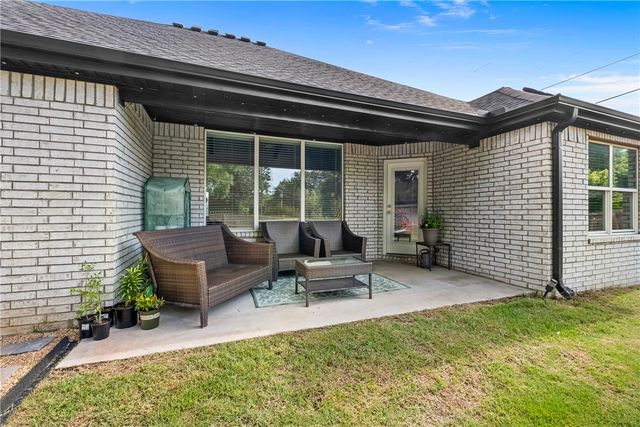 305 W Taverner Xing, Farmington, AR 72730