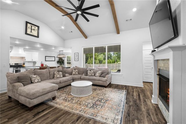 305 W Taverner Xing, Farmington, AR 72730
