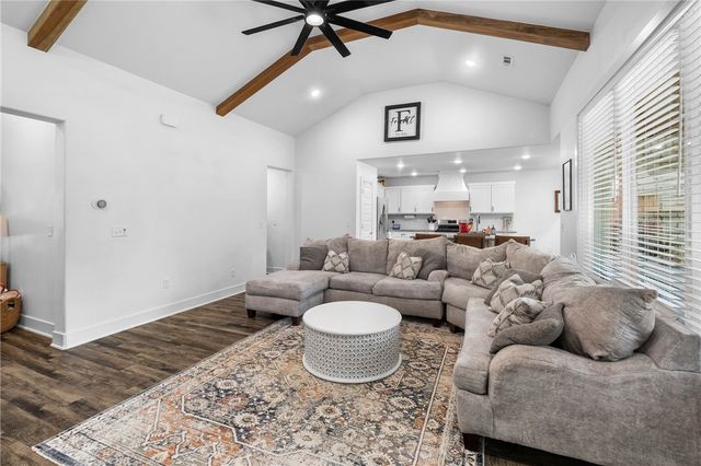 305 W Taverner Xing, Farmington, AR 72730