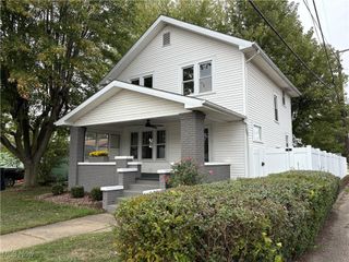 1033 College Avenue NW, New Philadelphia, OH 44663