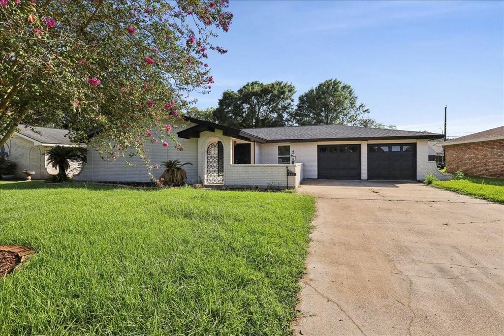 4601 Graves Avenue, Groves, TX 77619