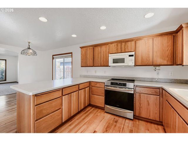 19380 HAZELGROVE Dr, Oregon City, OR 97045