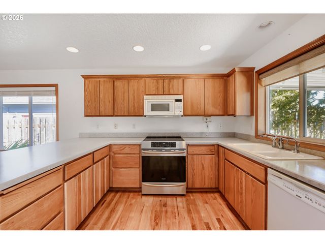 19380 HAZELGROVE Dr, Oregon City, OR 97045