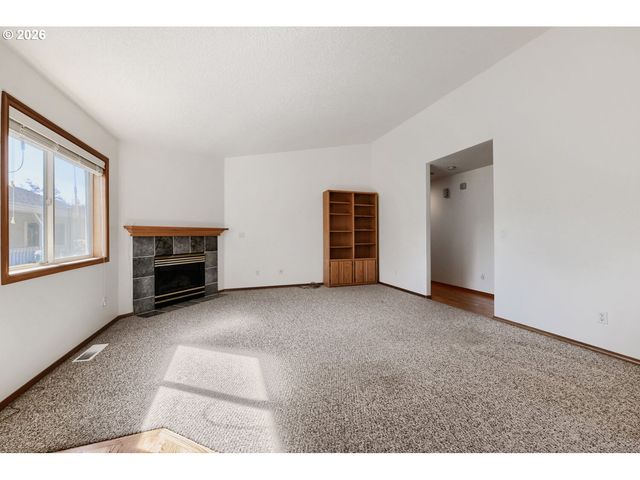 19380 HAZELGROVE Dr, Oregon City, OR 97045