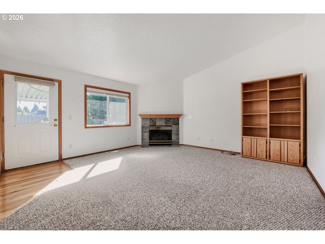 19380 HAZELGROVE Dr, Oregon City, OR 97045