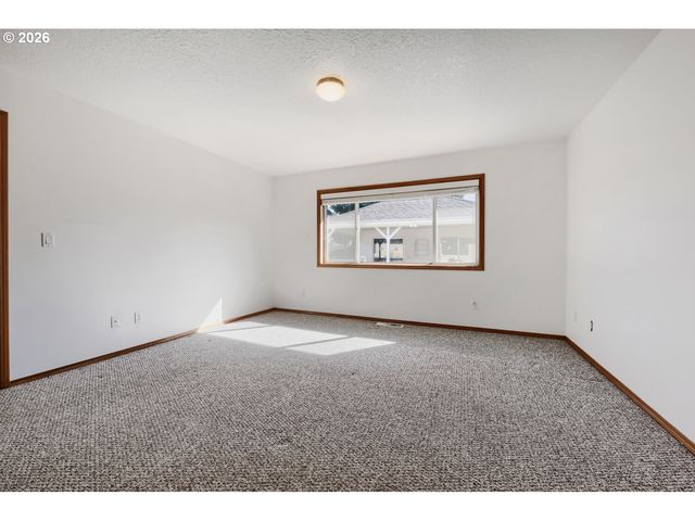 19380 HAZELGROVE Dr, Oregon City, OR 97045