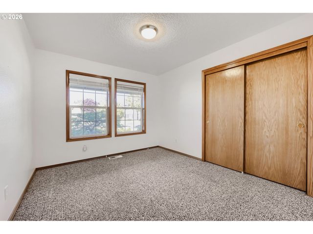 19380 HAZELGROVE Dr, Oregon City, OR 97045