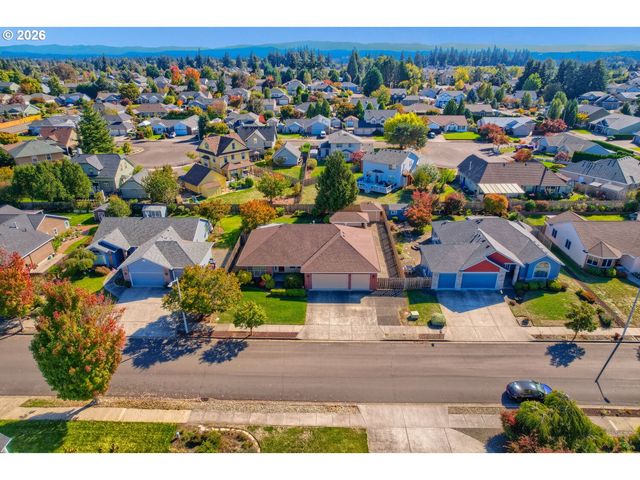 19380 HAZELGROVE Dr, Oregon City, OR 97045